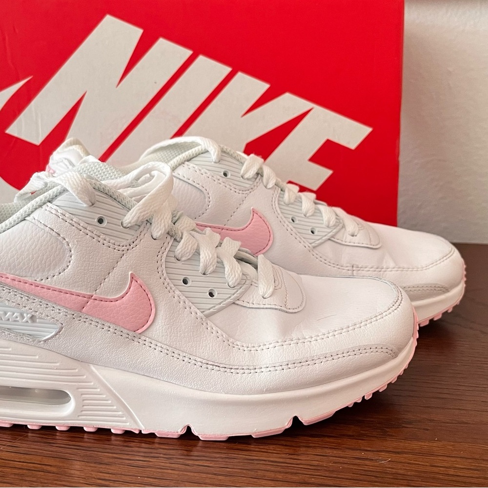 Nike Women’s White pink air max Sneakers with Pink Swoosh 5.5 Y = 7 W